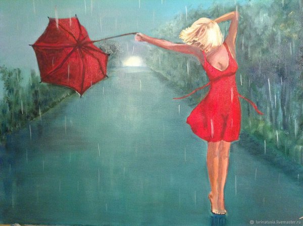 Девушка бежит по лугу