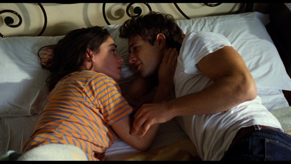 Влюбленные лежат на траве