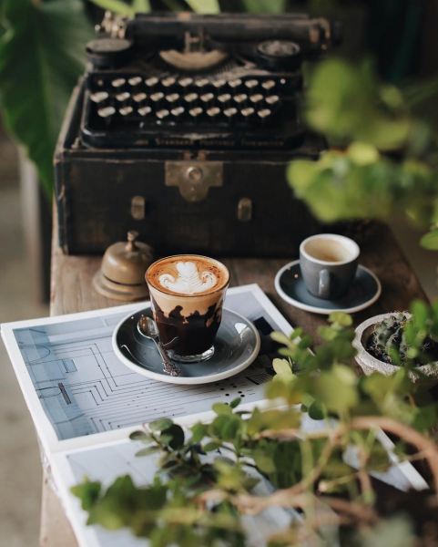 Чашка кофе в интерьере