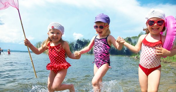 Дети купаются в море