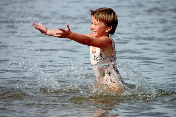 Дети купаются в море