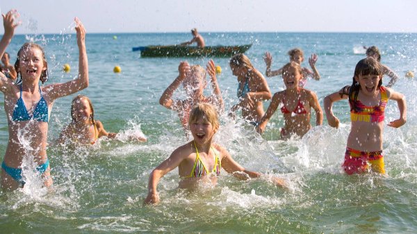 Мальчики на речке