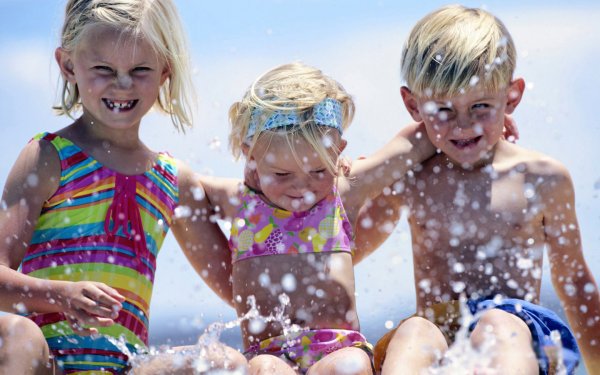 Дети бассейн лето