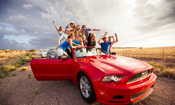 Девушка едет в кабриолете