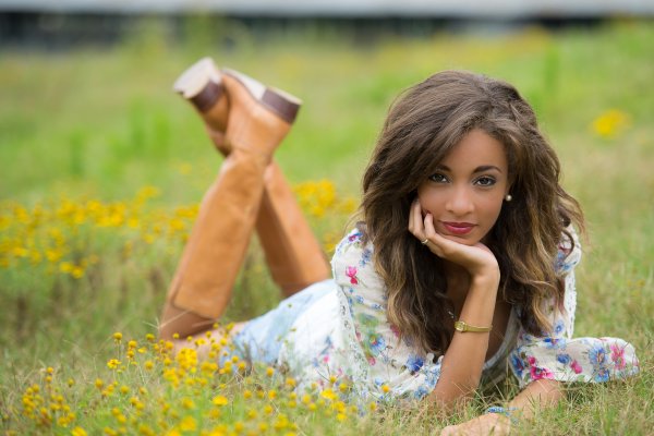 Красивая девушка лето