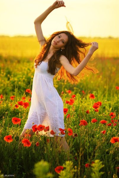 Женщина на лугу