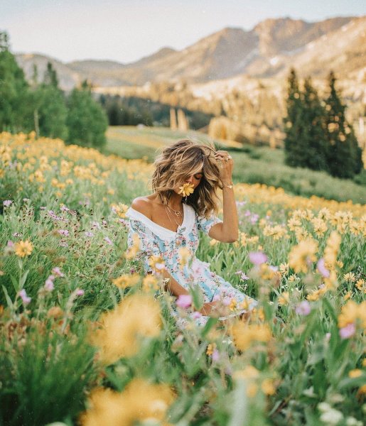 Девушка с корзиной цветов