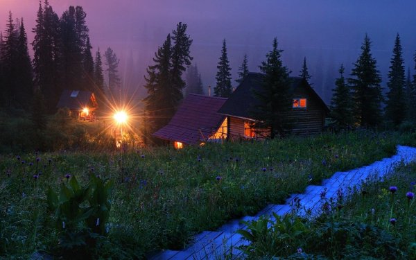 Деревенский дом ночью