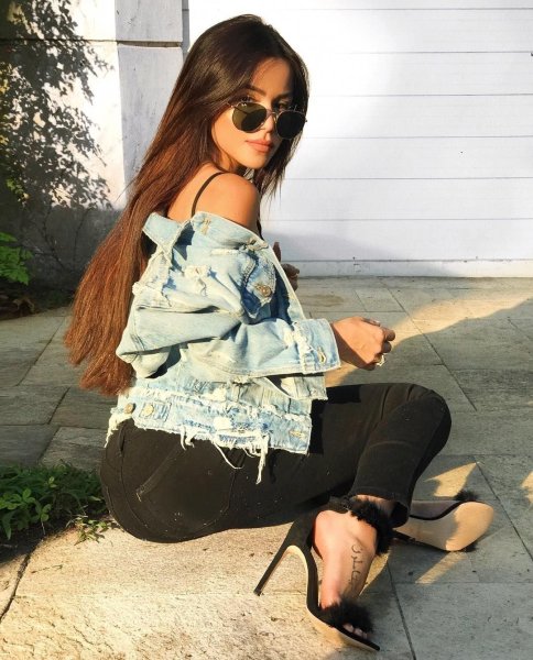 Девушка в очеах в полныцрост