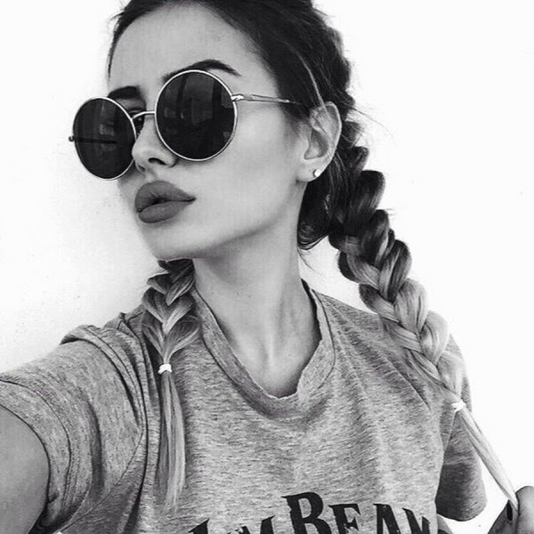 Девушка с косичками и в очках