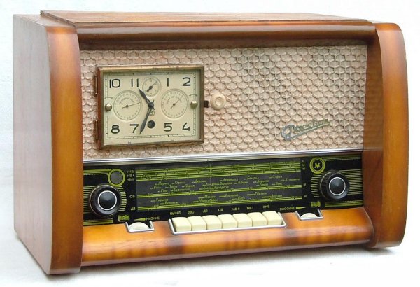 Радиоприемник на белом фоне