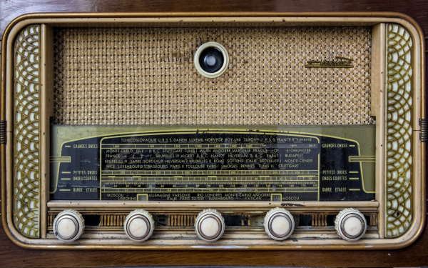 Ретро радиоприемник в интерьере