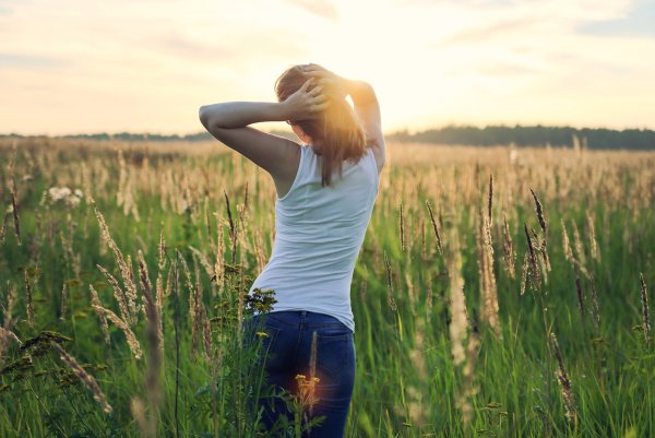 Девушка летом со спины