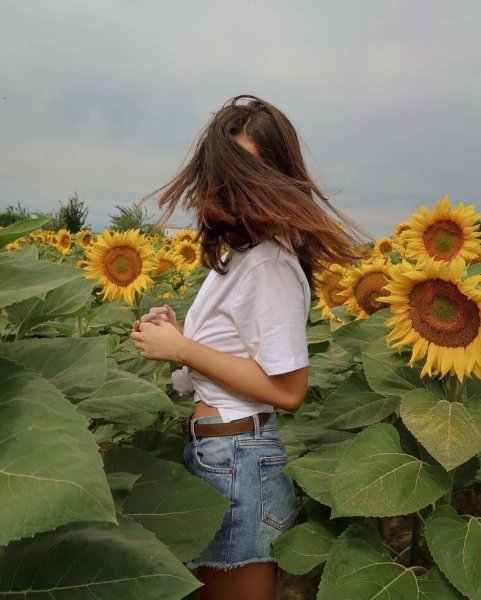 Брюнетка со спины летом