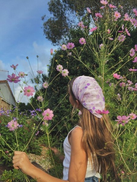 Девушка в цветочном поле