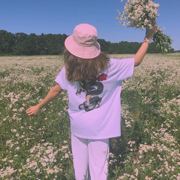 Девушка в поле Эстетика