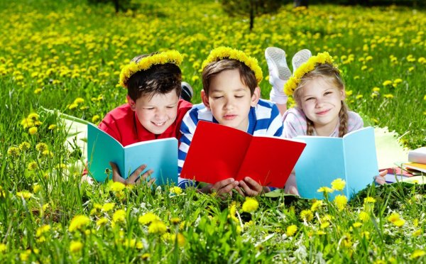 Дети с книгой на Поляне