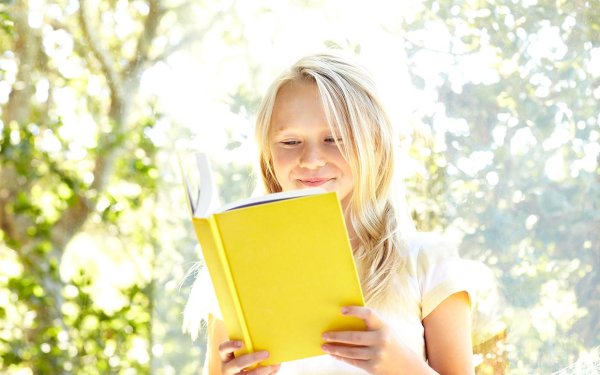 Подросток с книжкой