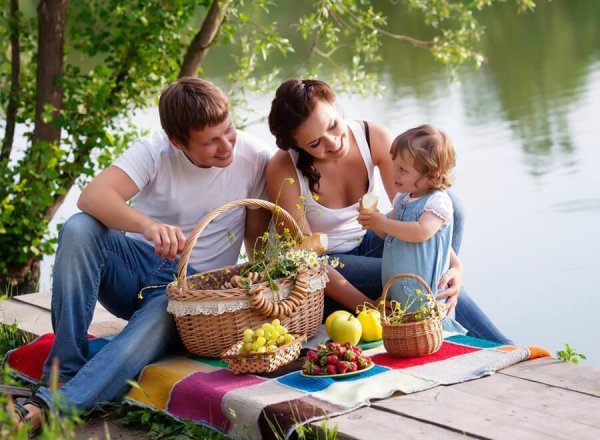 Пикник с семьей на природе