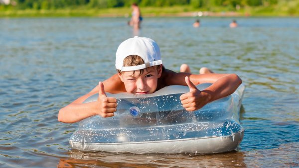 Дети купаются в реке