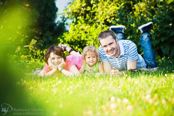 Семейная фотосессия яркая