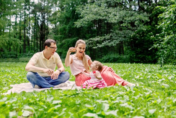 Счастливая семья на природе