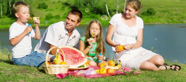 Семья в саду