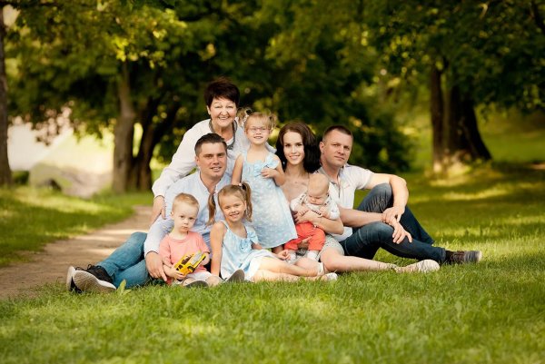 Семейная фотосессия на природе летом