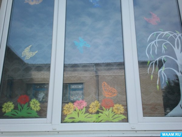 Весеннее украшение окон в школе