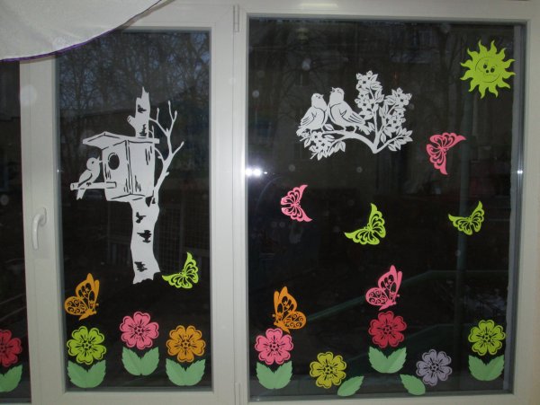 Украшение окошка в детском саду Весна