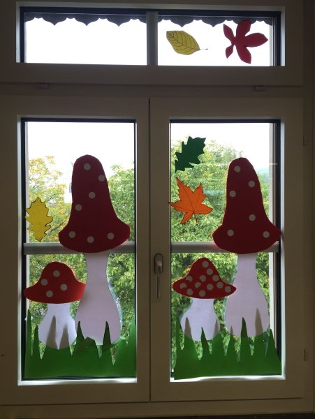 Украшение окон в саду к весне