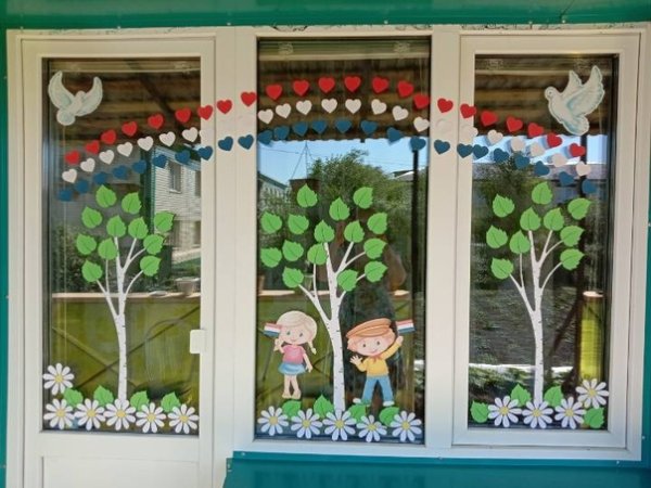 Украшение окон в детском саду лето