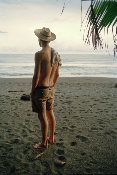 Мужчина в шляпе летом