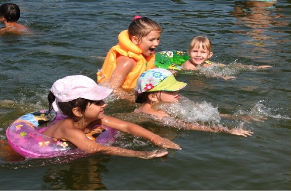 Дети купаются в озере