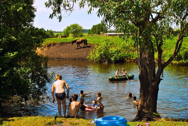 Дети на берегу реки