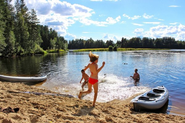 Дети купаются в реке