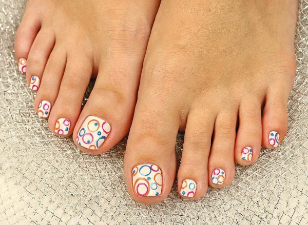 Красивый летний педикюр