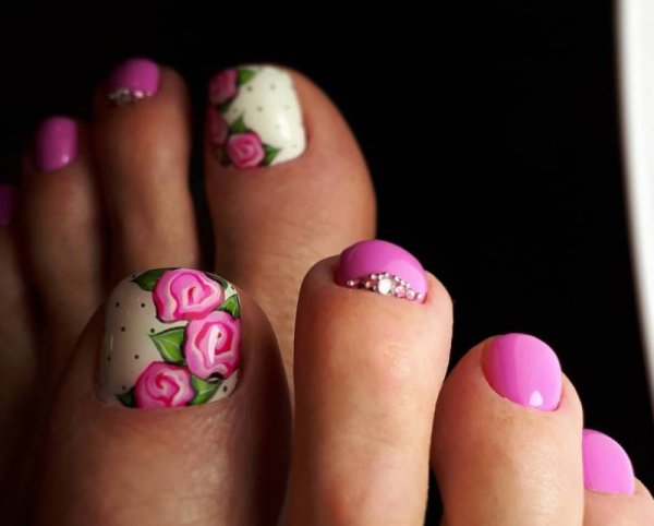 Красивый педикюр с цветочками