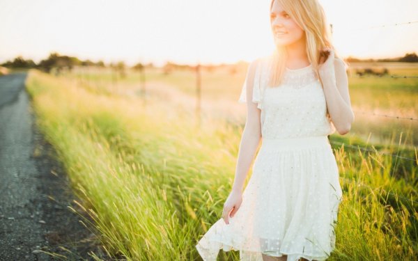 Девушка в белом платье на природе