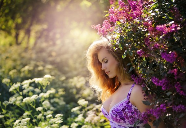 Красивая девушка лето