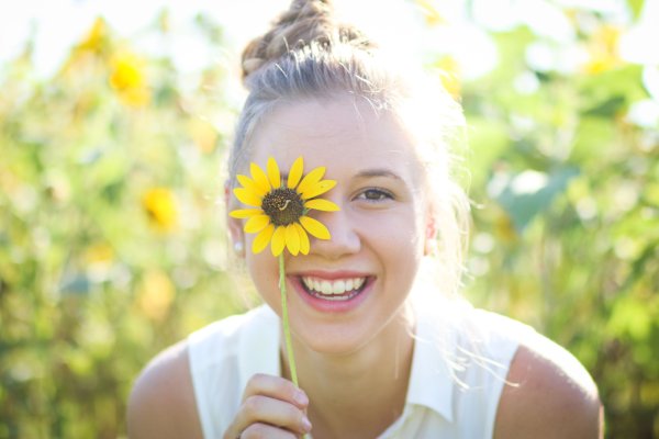 Красивая девушка улыбается лето