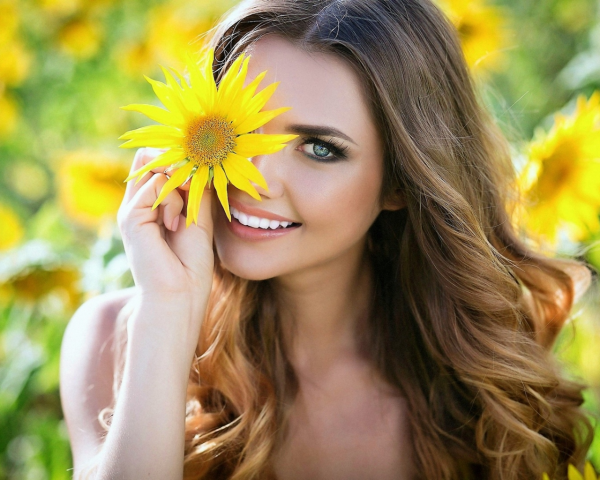 Красивая девушка улыбается лето