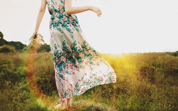 Девушка в сарафане