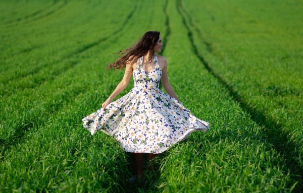 Девушка в сарафане