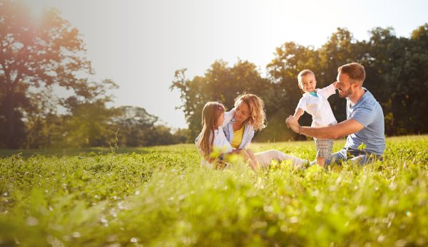 Счастливая семья на природе