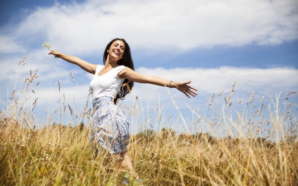 Жизнерадостная девушка фото