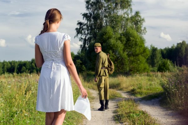 Двое на берегу реки