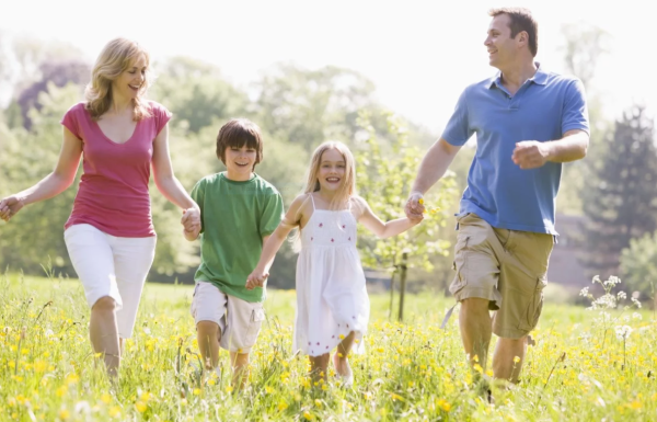 Счастливая семья на прогулке