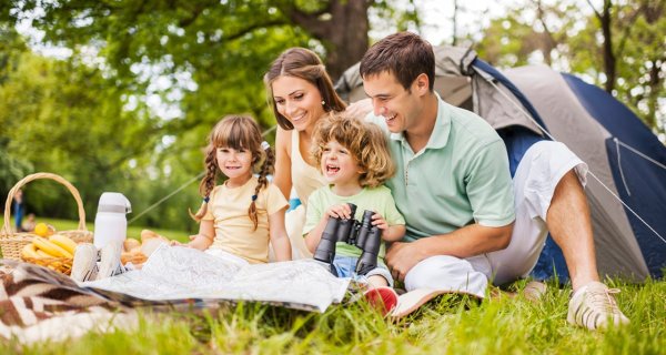 Счастливая семья на природе