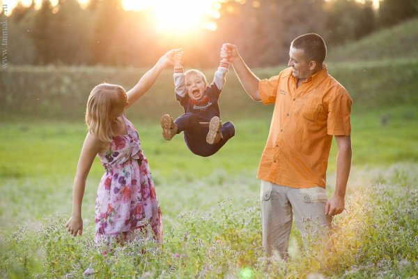 Радостная семья на природе